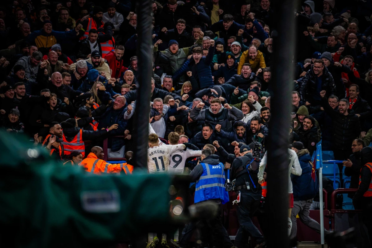 Dalot e Bruno Fernandes titulares na vitória do United em casa do Aston Villa (créditos: Manchester United)