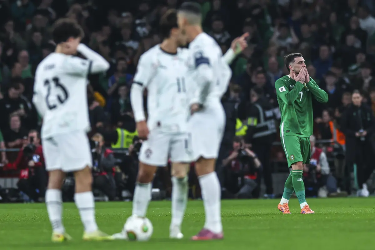 Troy Parrott marcou os dois golos da Irlanda