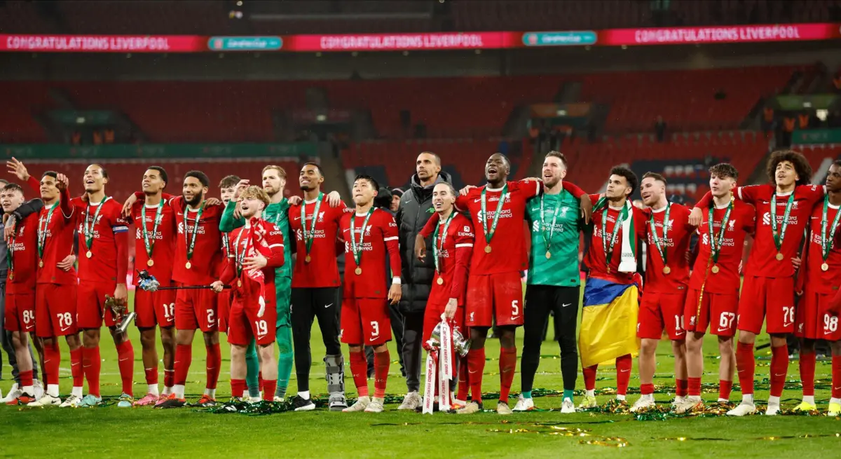 Imagem de contexto do artigo Liverpool canta "You'll Never Walk Alone" com adeptos após conquista da Taça da Liga