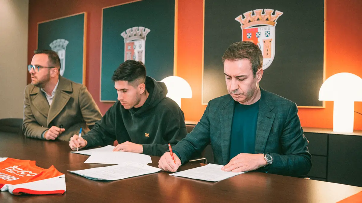 Fran Navarro no momento da assinatura do contrato (Reprodução: Braga)