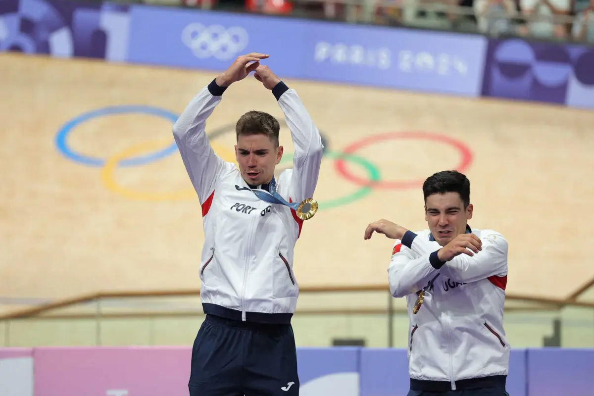 Rui Oliveira e Iuri Leitão celebram como Ronaldo (AFP)
