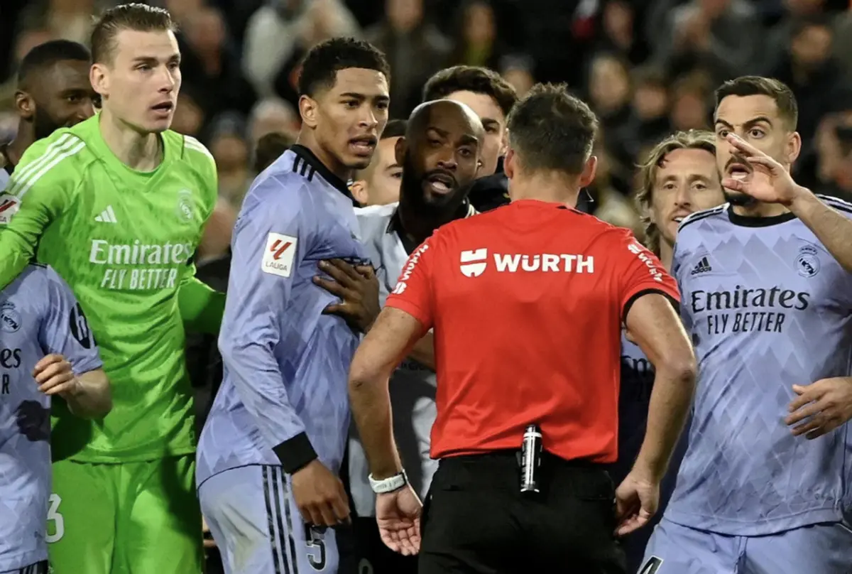 Imagem de contexto do artigo Bellingham suspenso por dois jogos após expulsão no final do Valência-Real Madrid