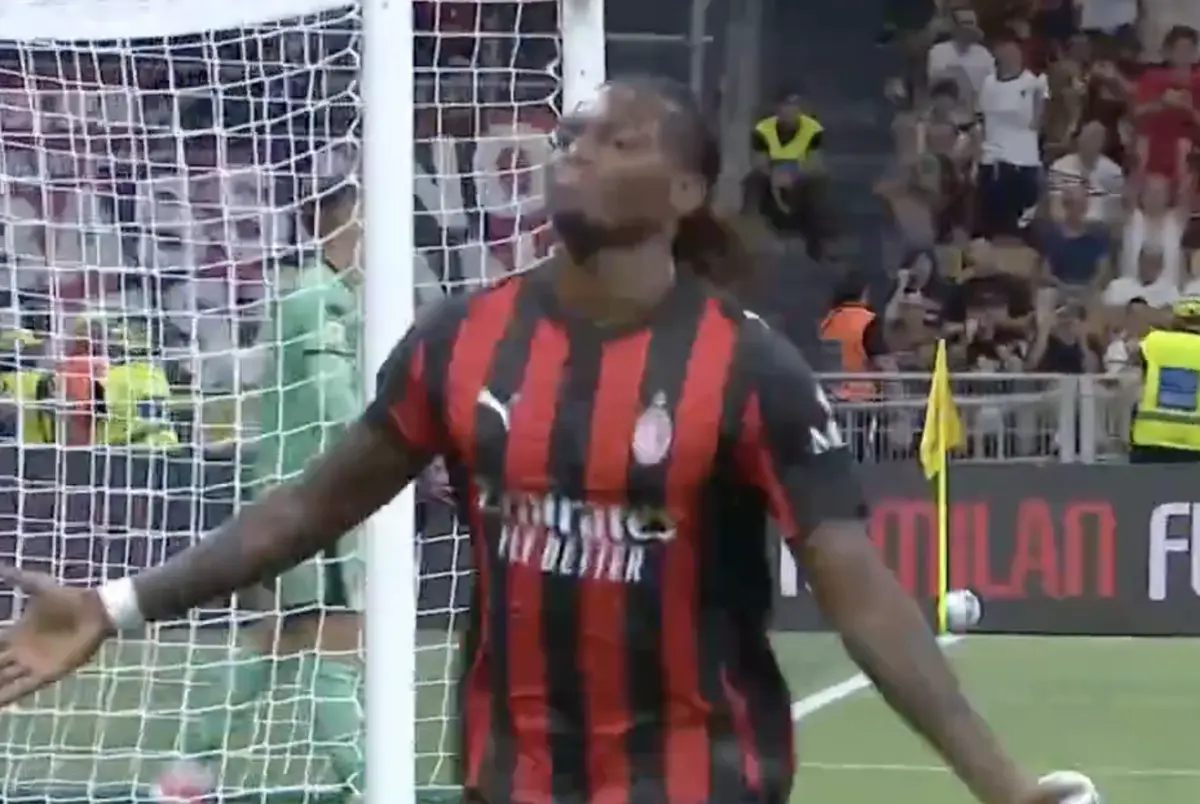 Imagem de contexto do artigo Rafael Leão marca de cabeça no Milan-Bari. Veja o golo