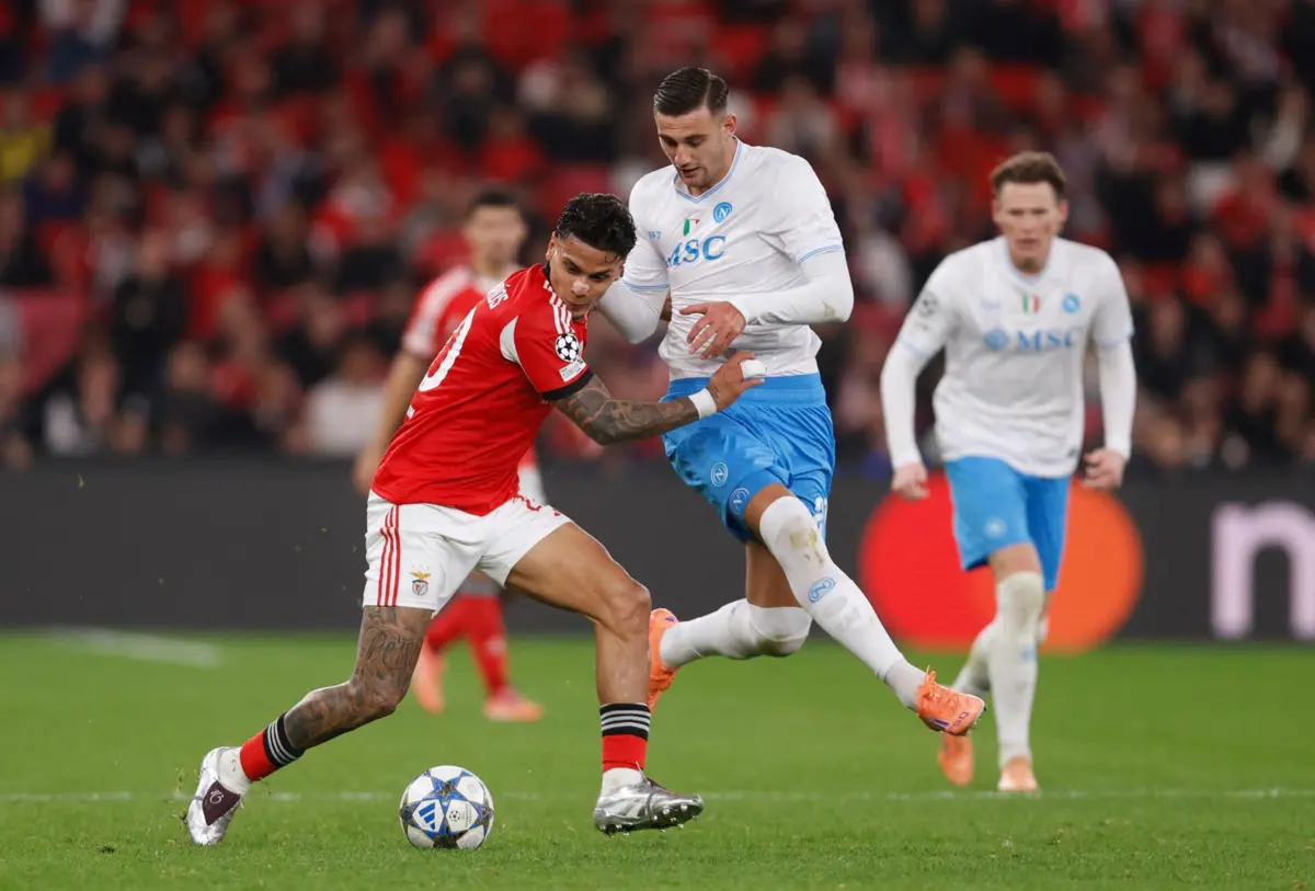 Lorenzo Lucca em ação contra o Benfica