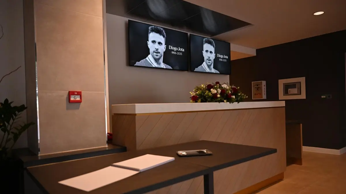 Imagem de contexto do artigo Morte de Diogo Jota: adeptos do Liverpool fazem fila para escrever no livro de condolências