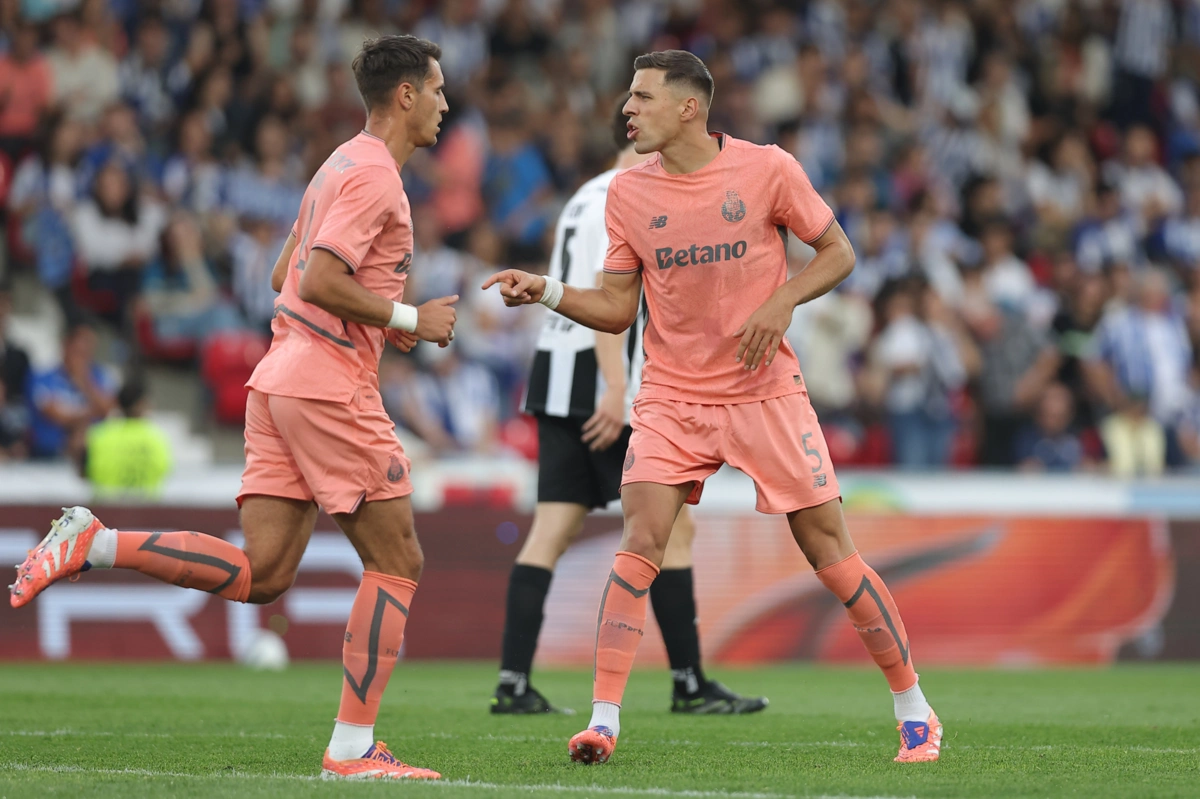 Kiwior e Bednarek no jogo frente ao Celoricense