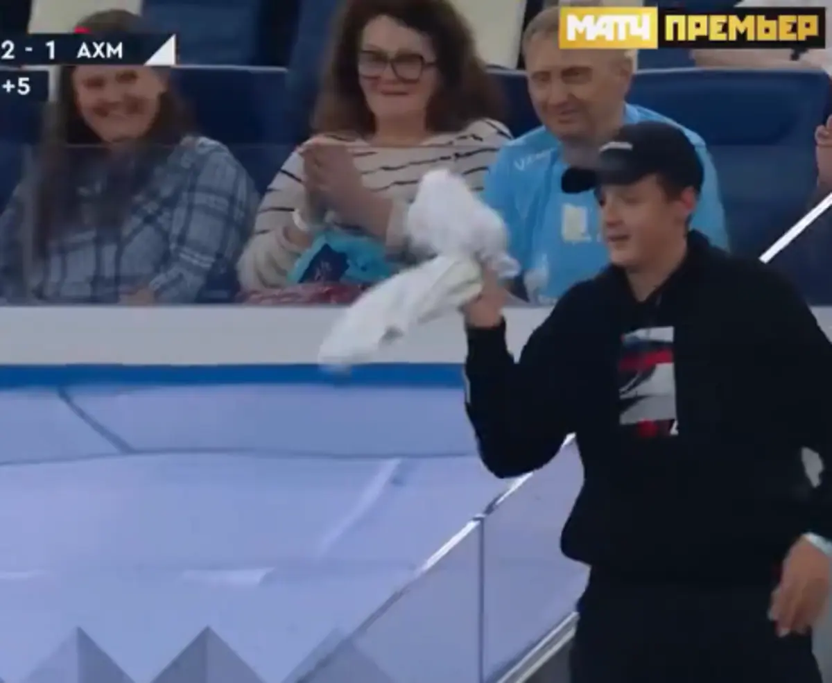 Imagem de contexto do artigo Insólito: VAR reverte expulsão e jogador tem de pedir camisola a adepto. Ora veja