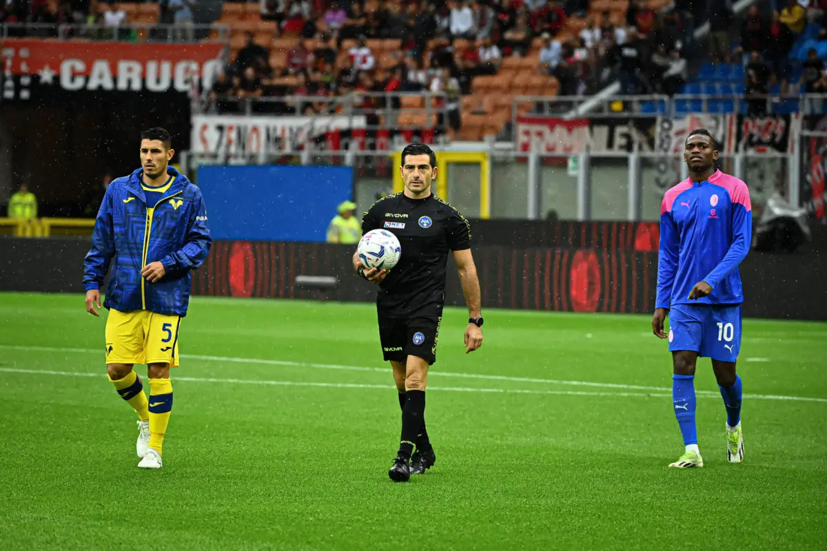 Fabio Maresca, rodeado por Faraoni e Rafael Leão (Piero CRUCIATTI AFP)