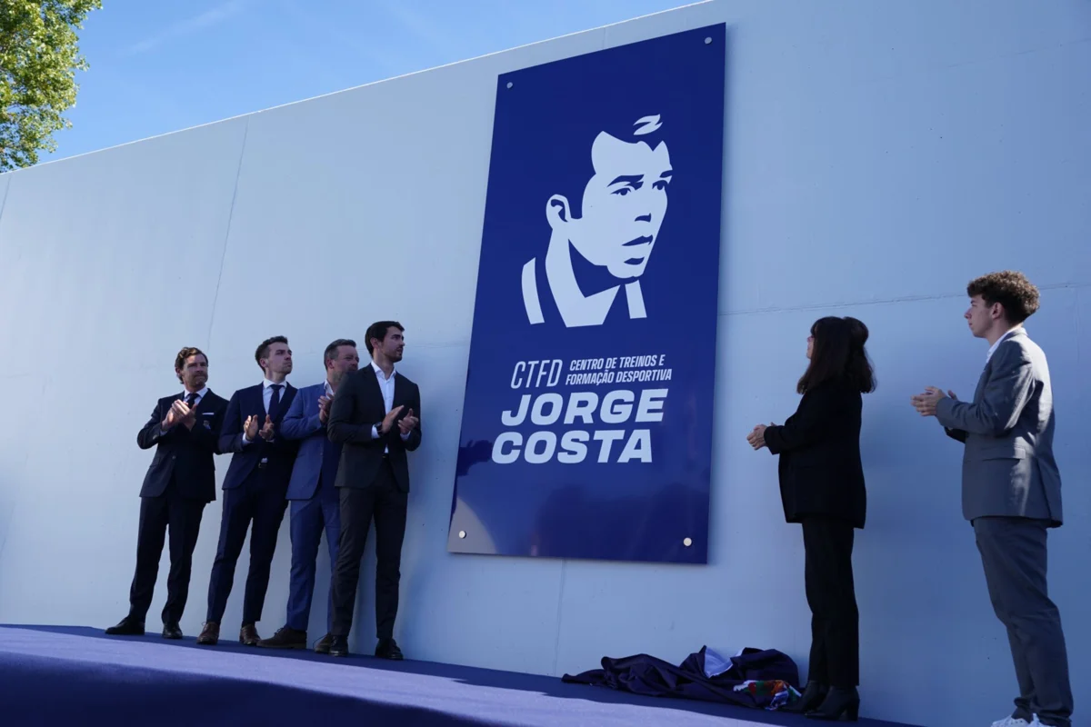 Imagem de contexto do artigo O momento do descerrar da placa de Jorge Costa no centro de treinos do FC Porto: veja o vídeo