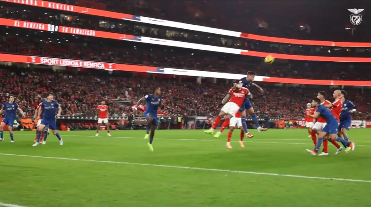 Imagem de contexto do artigo "Ciclone Haas": Benfica mostra imagens do lance do penálti sobre Otamendi