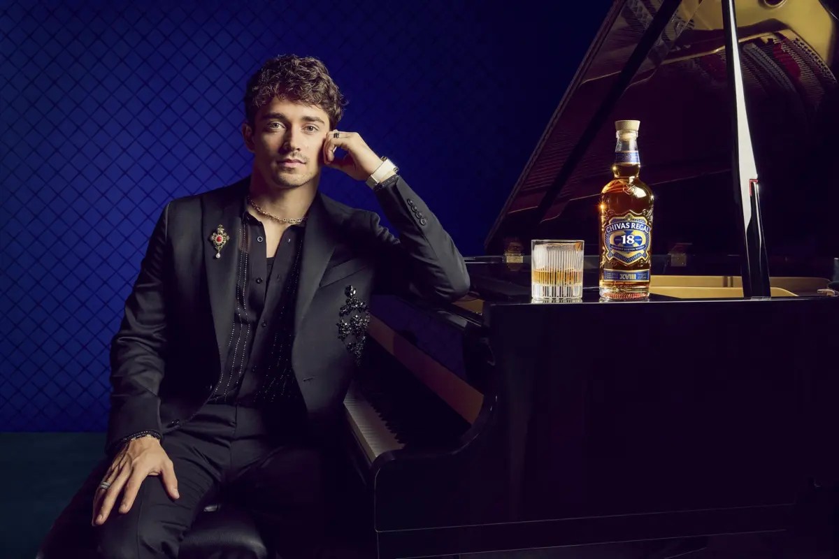 Imagem de contexto do artigo Charles Leclerc, piloto e pianista, é o novo embaixador da marca Chivas Regal