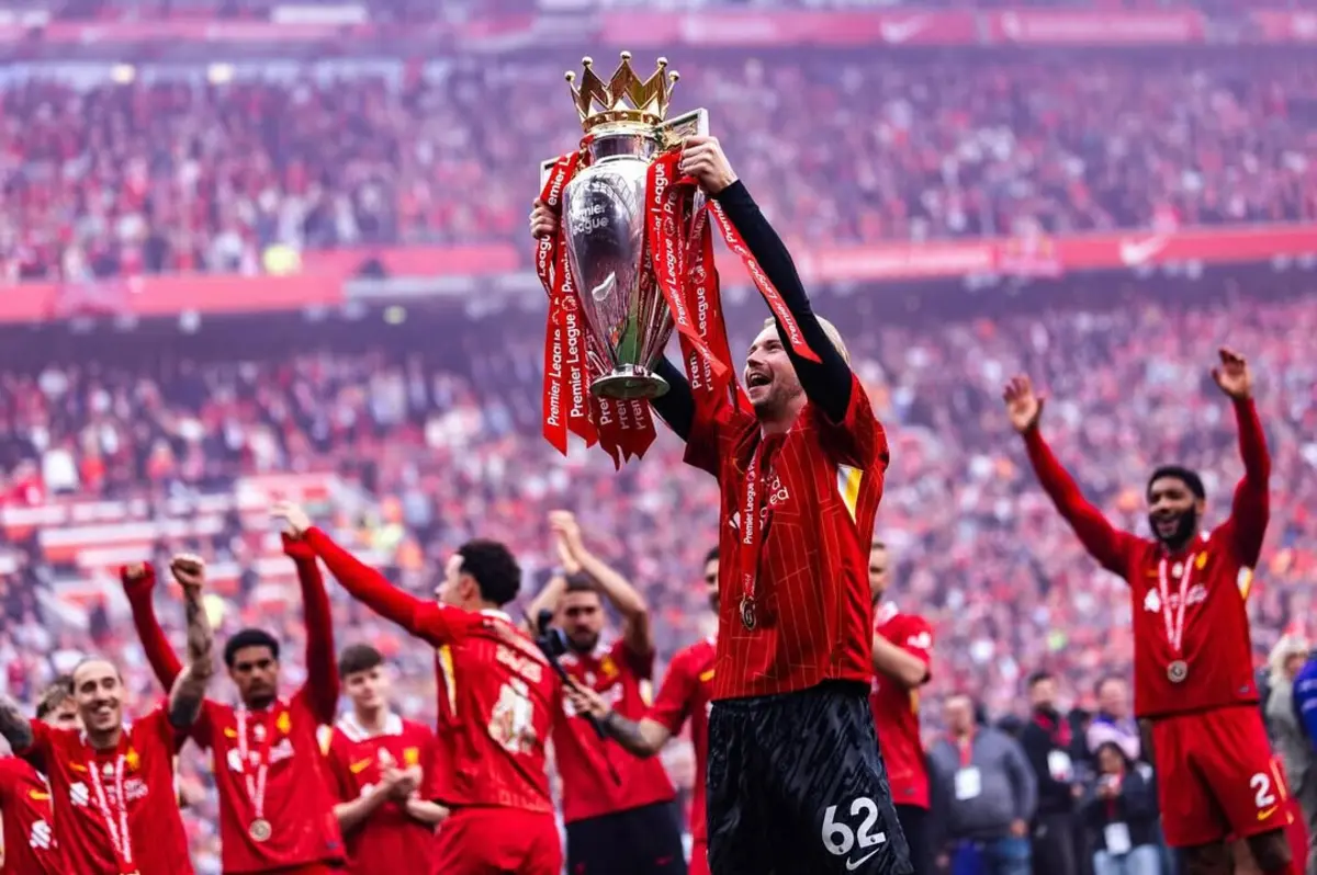 Caoimhin Kelleher levanta taça da Premier League (créditos: Instagram)