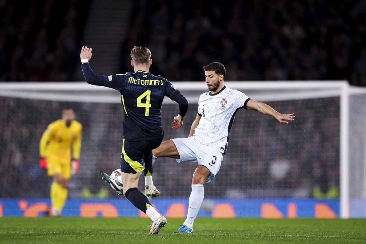 Rúben Dias em ação contra a Escócia (Créditos: Diogo Pinto/Global Imagens)