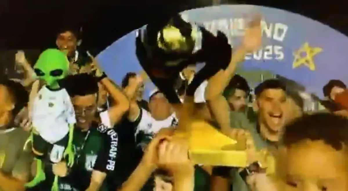 Imagem de contexto do artigo Troféu "desmonta-se" durante festejos do Campeonato Paraibano