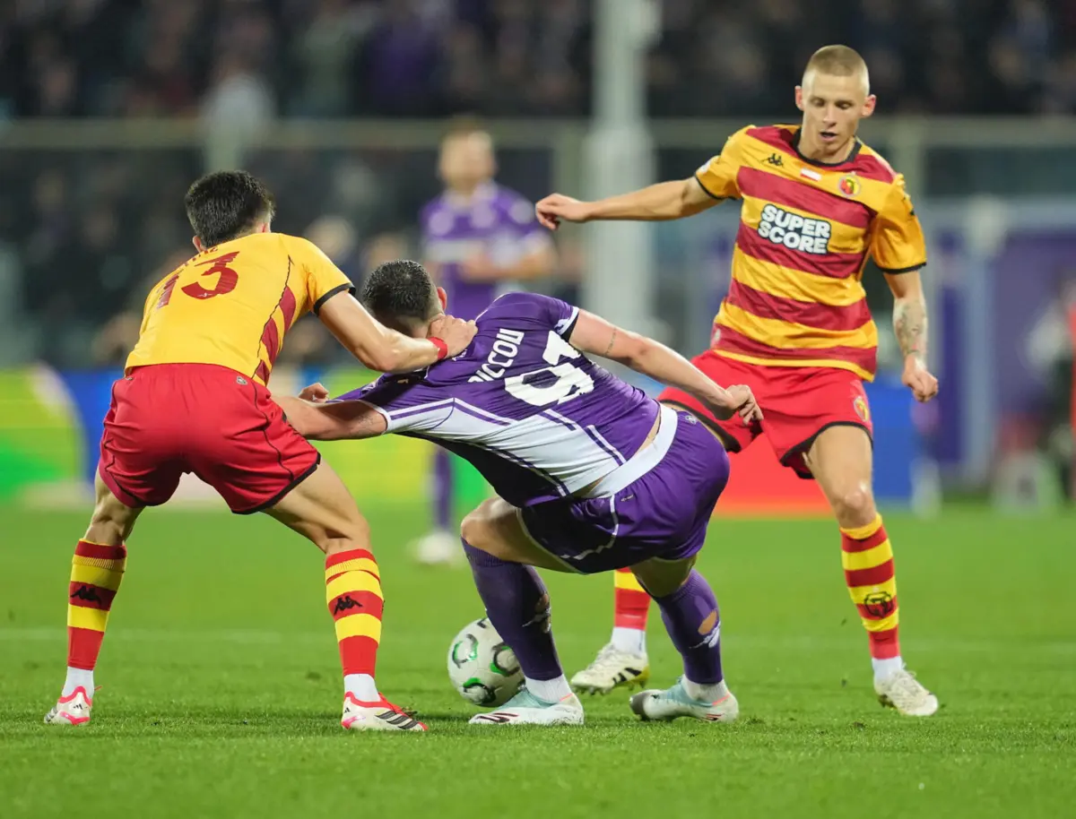 Roberto Piccoli, da Fiorentina, em ação contra Bernardo Vital