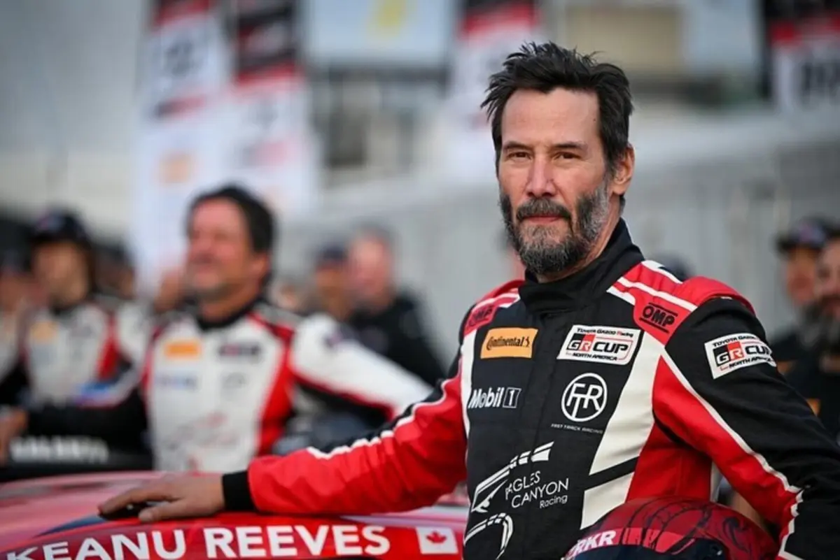 Imagem de contexto do artigo Keanu Reeves despista-se em prova de automobilismo em Indianapolis. Ora veja