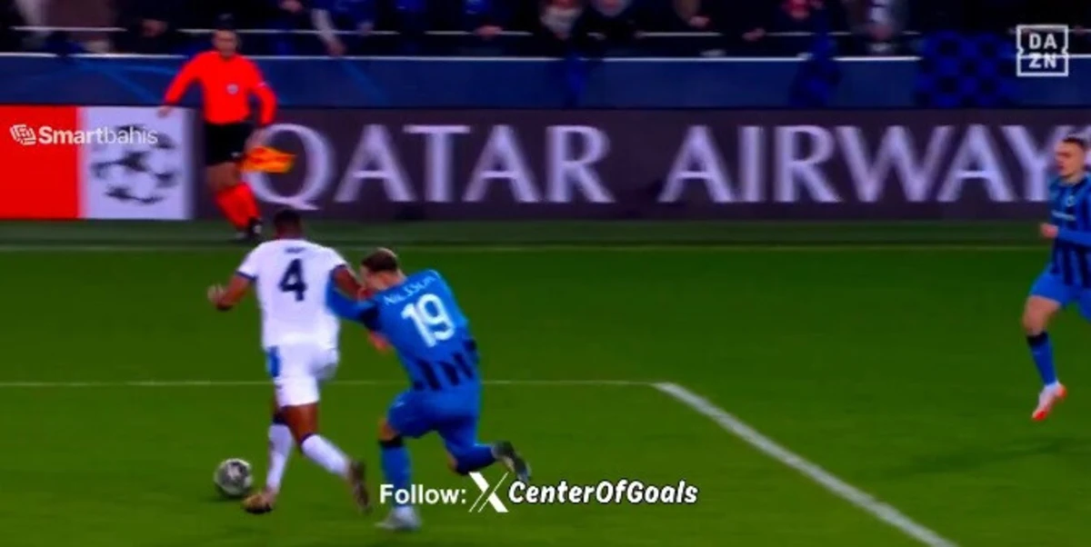 Lance que valeu penálti ao Brugge (créditos: X/Reprodução)