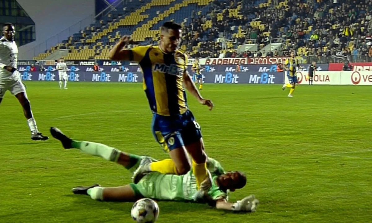 O lance que levou muitos a pedirem penálti