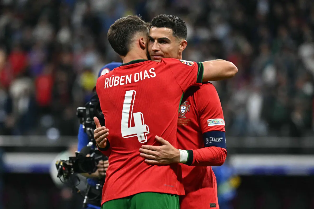 Rúben Dias e Ronaldo (Créditos: AFP)