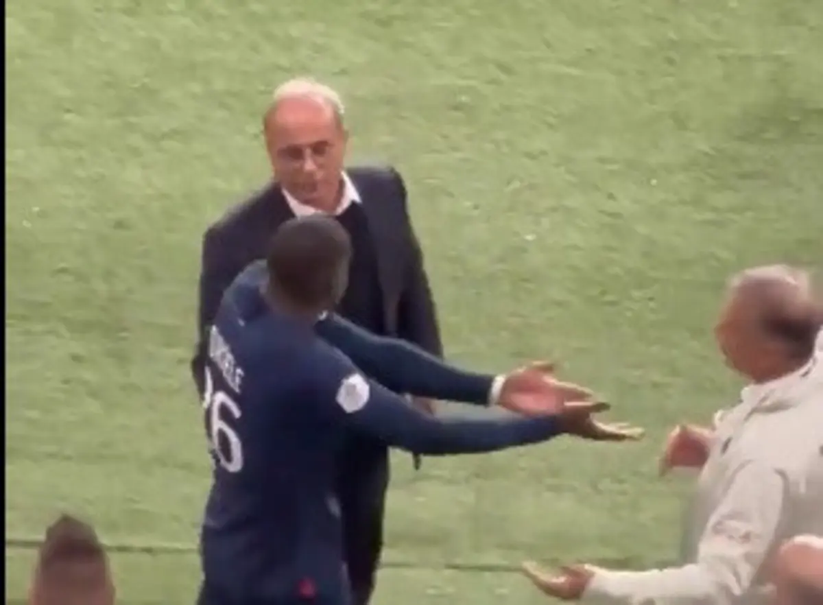 Mukiele protesta com Luís Campos e visa equipa médica do PSG (créditos: X/Reprodução)