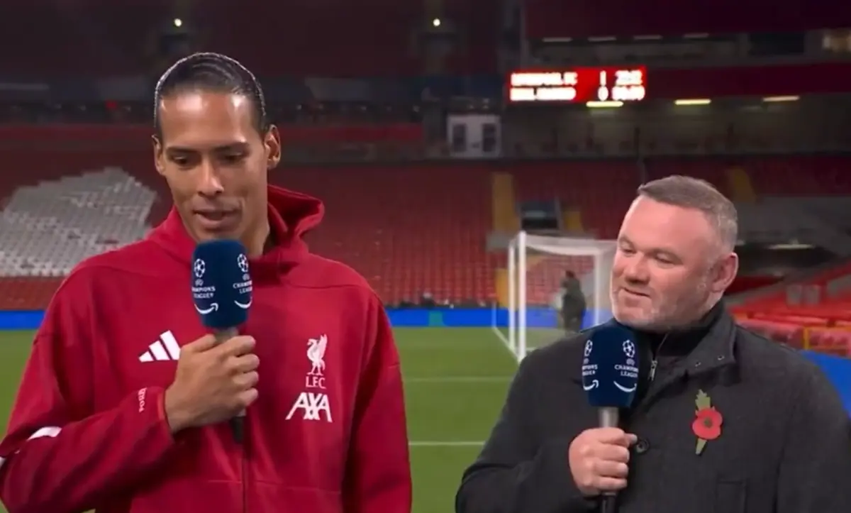 Imagem de contexto do artigo Van Dijk confronta Rooney na flash interview: "Seria bom que ex-jogadores..."