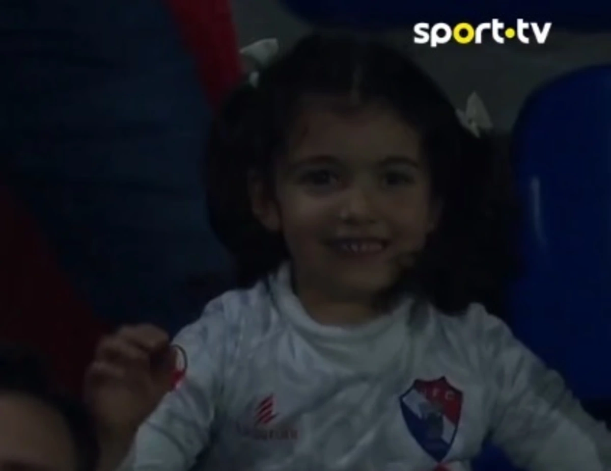 Imagem de contexto do artigo Festa do Gil Vicente após goleada e com uma jovem adepta em foco