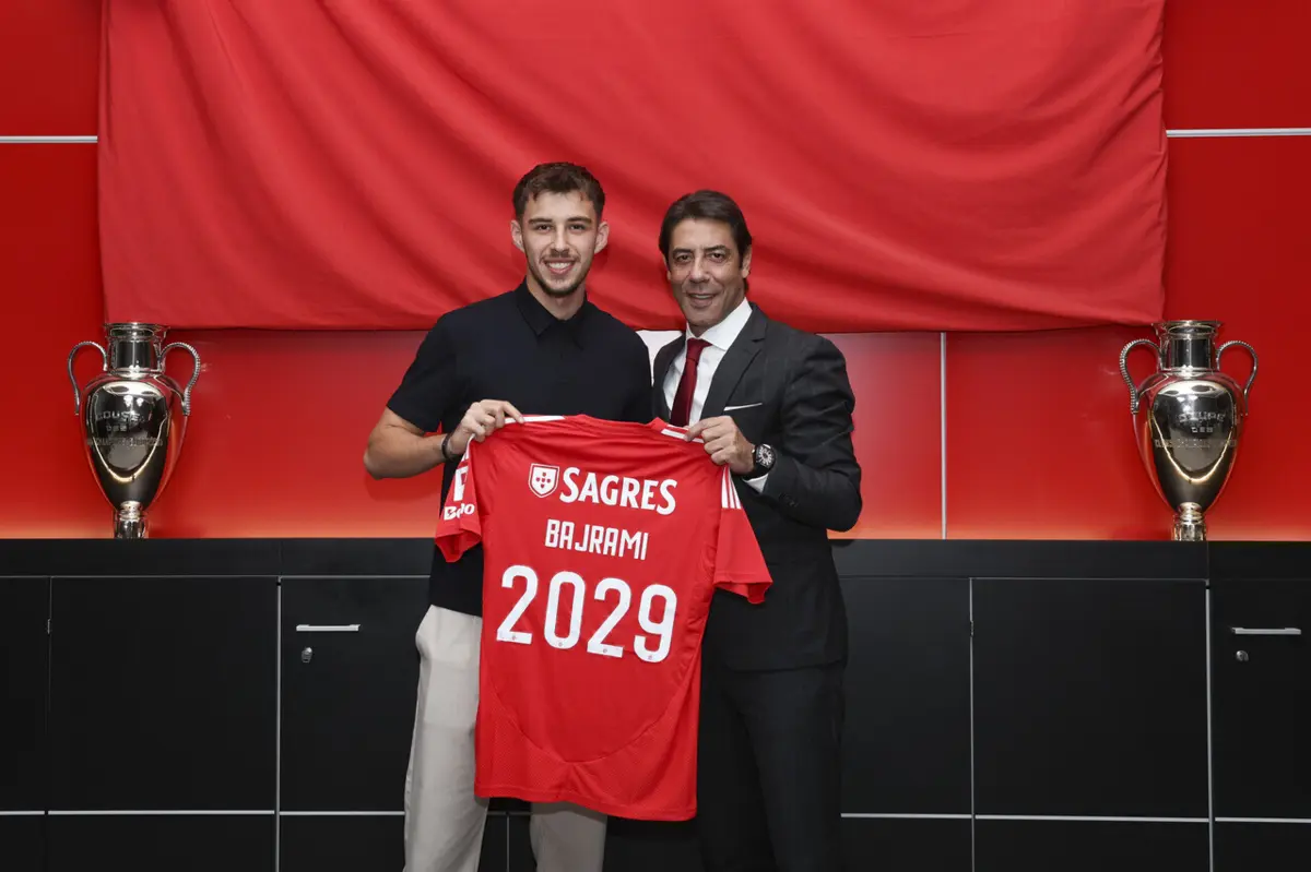 Bajrami e Rui Costa (Créditos: Benfica)