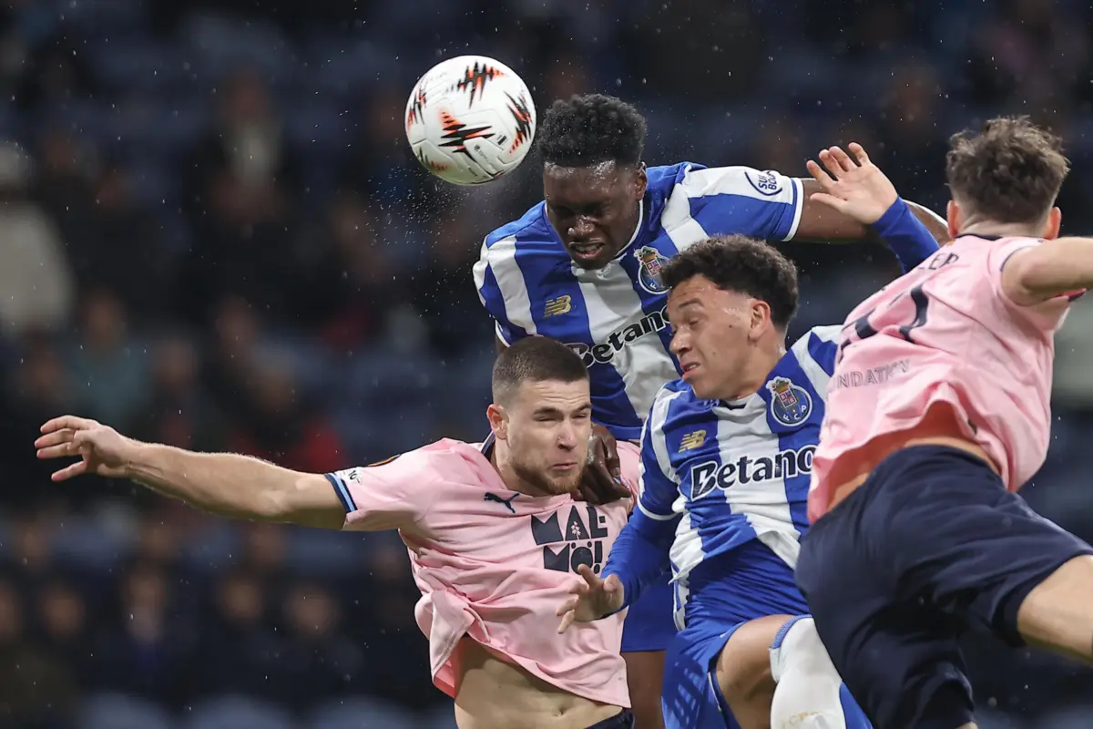 Porto, 11/12/2025 - O Futebol Clube do Porto recebeu esta noite o Malmo Fotbollforening no Estádio do Dragão em jogo a contar para a 6ª jornada da Fase Liga da UEFA Europa League 2025/26.
Samu Aghehowa cabeceia para golo.
(Miguel Pereira)