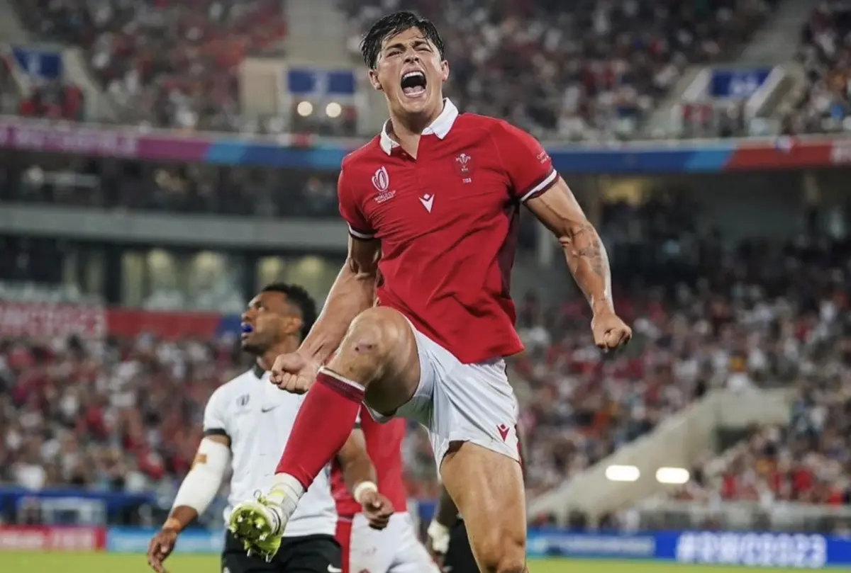 Louis Rees-Zammit (créditos: rprodução/Instagram)