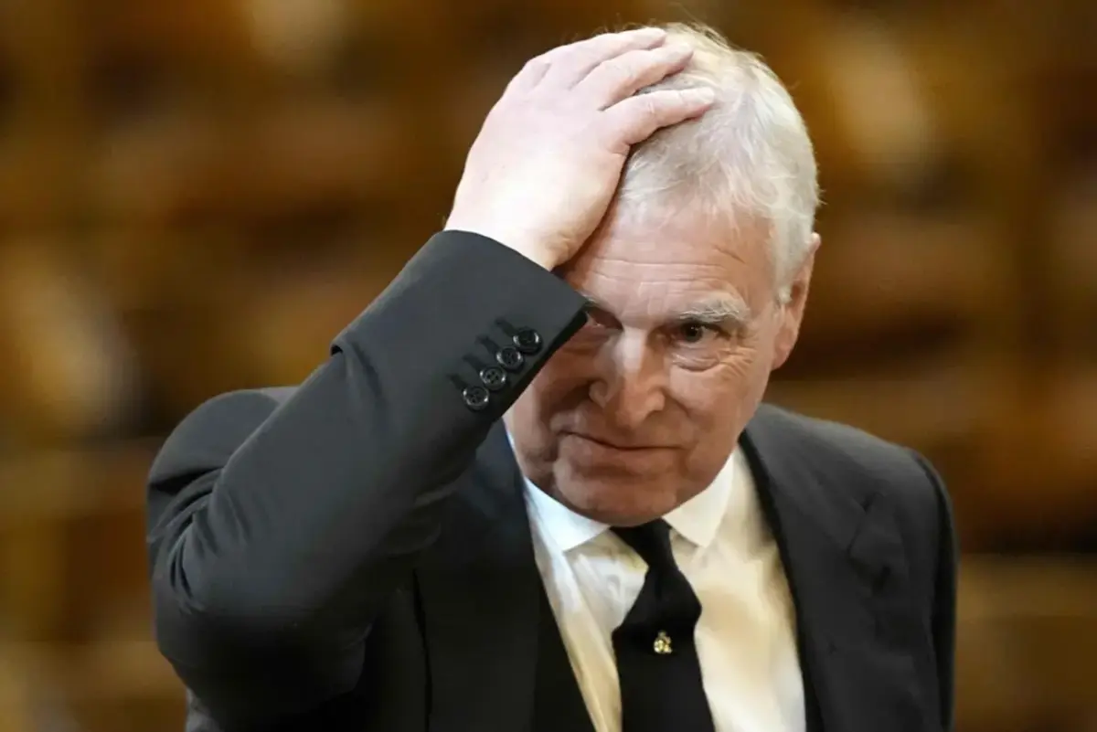O príncipe André, duque de Iorque, aparece em inúmeros ficheiros do criminoso sexual Epstein