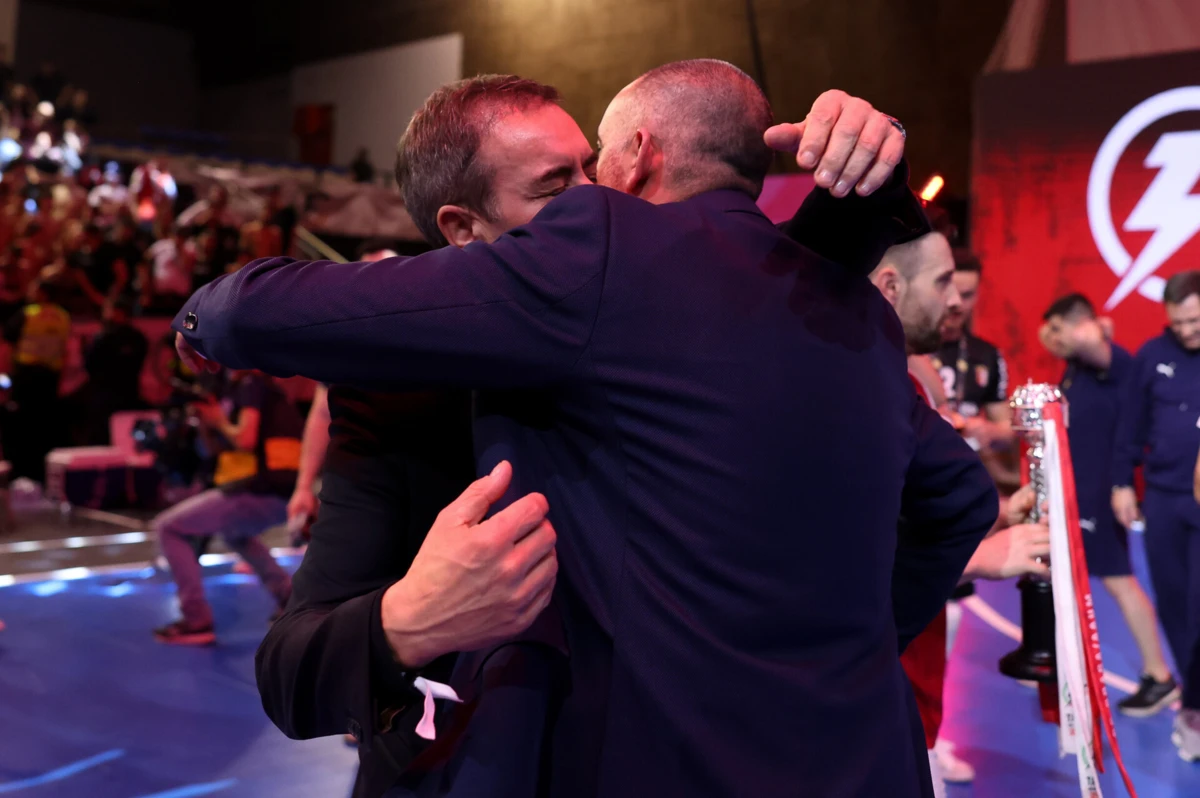 Abraço entre António Salvador e Joel Rocha (créditos: FPF)