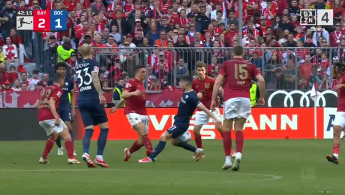 Imagem de contexto do artigo O lance que ditou o vermelho direto a Palhinha na derrota do Bayern