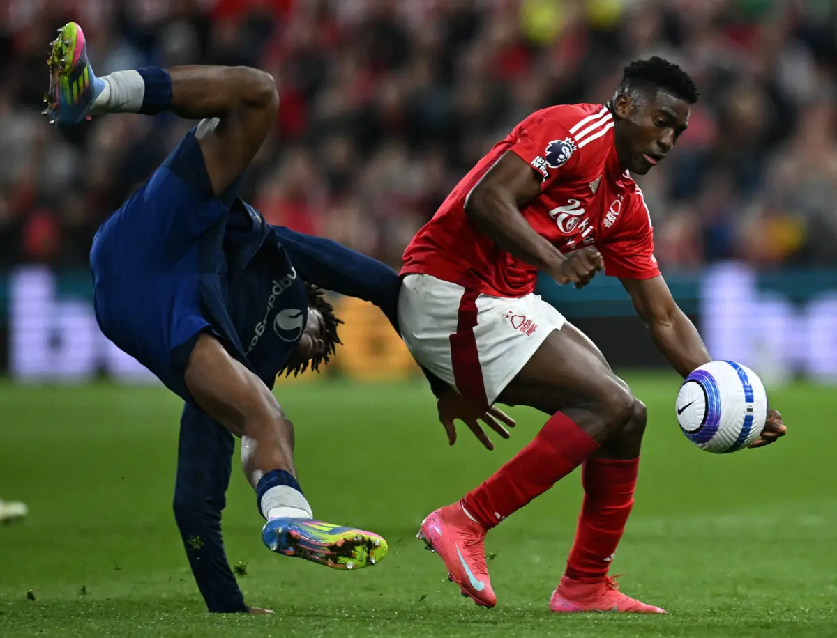 Patrick Dorgu, à esquerda (créditos: AFP)