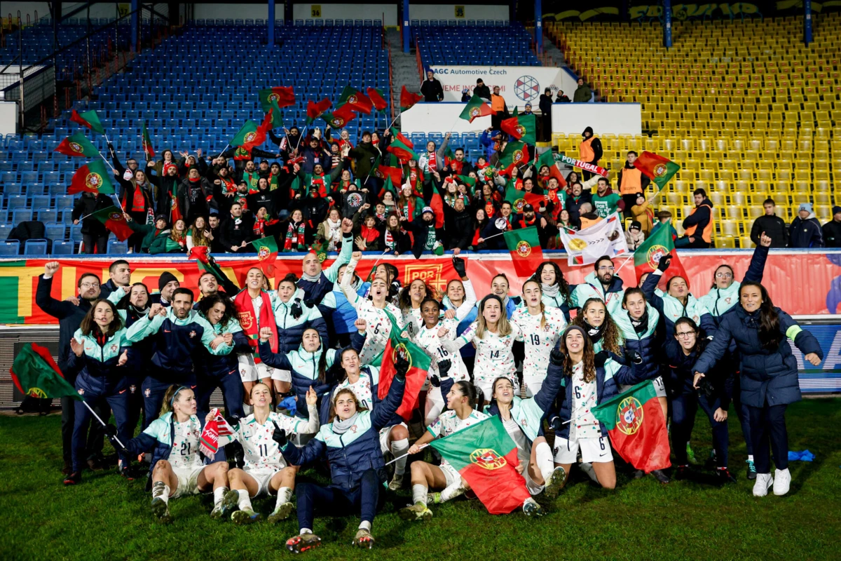 Portugal em festa com os adeptos na Chéquia (Créditos: FPF)