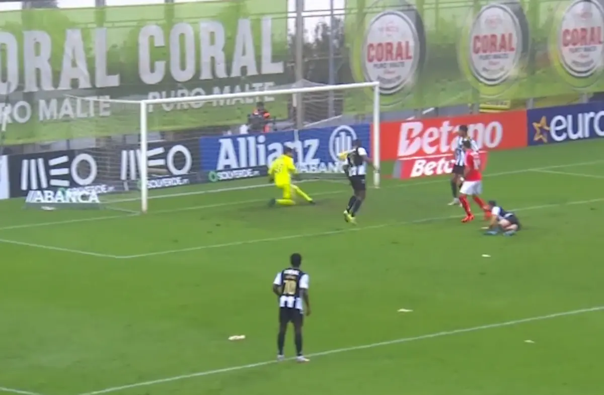 Imagem de contexto do artigo Nacional-Benfica: três boas defesas de Lucas França na primeira parte