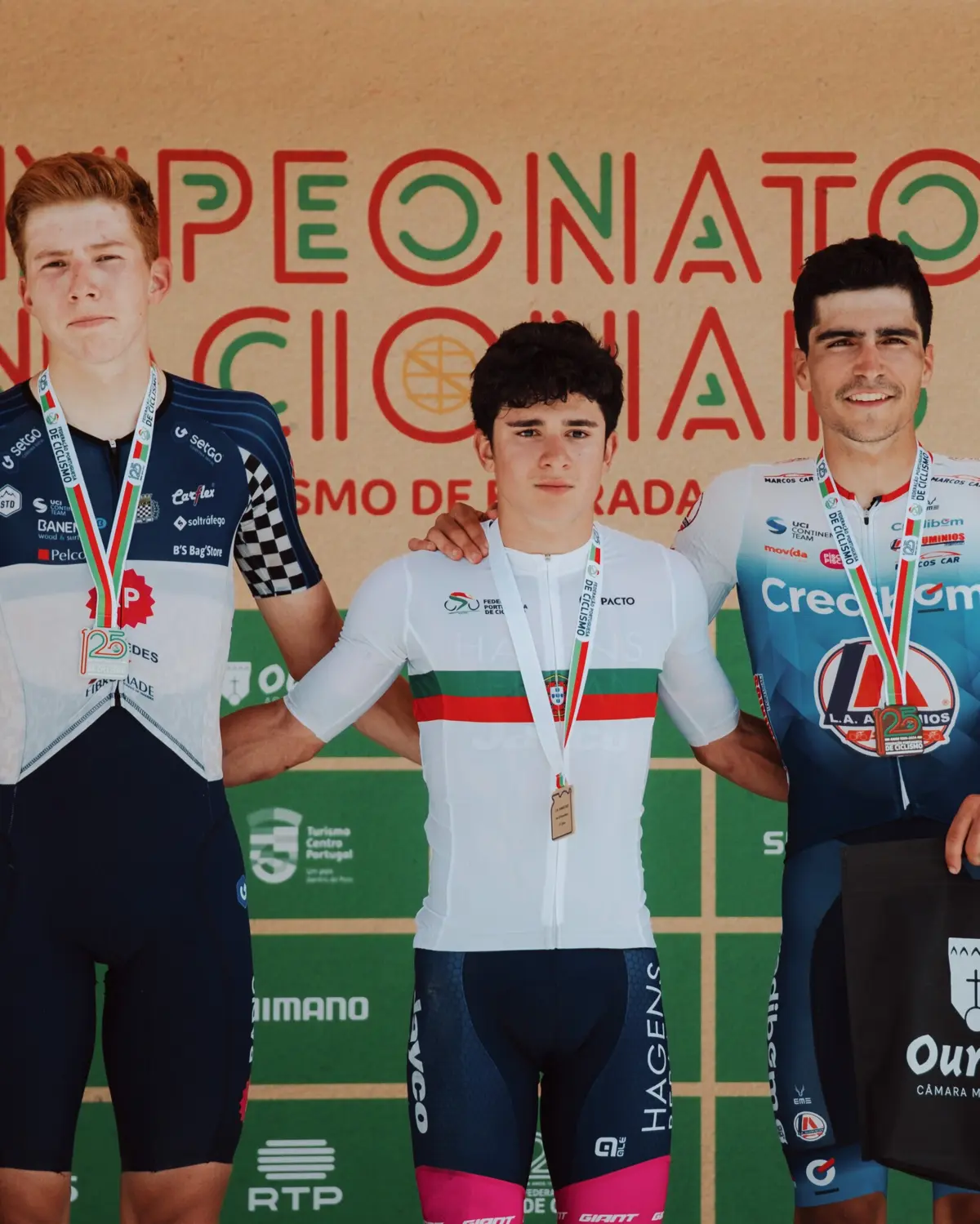 Daniel Moreira (ao centro) no pódio (créditos: Federação Portuguesa de ciclismo)