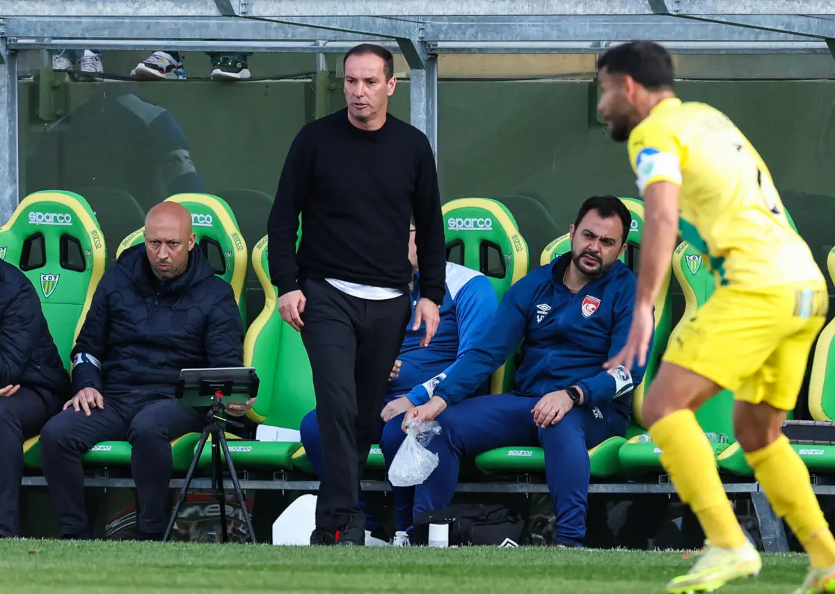Petit, treinador do Santa Clara, durante o jogo com o Tondela