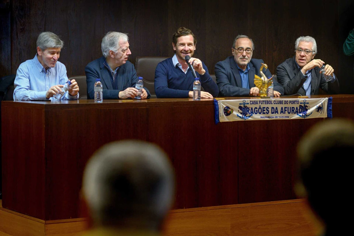 Rui Pedroto, à esquerda na mesa