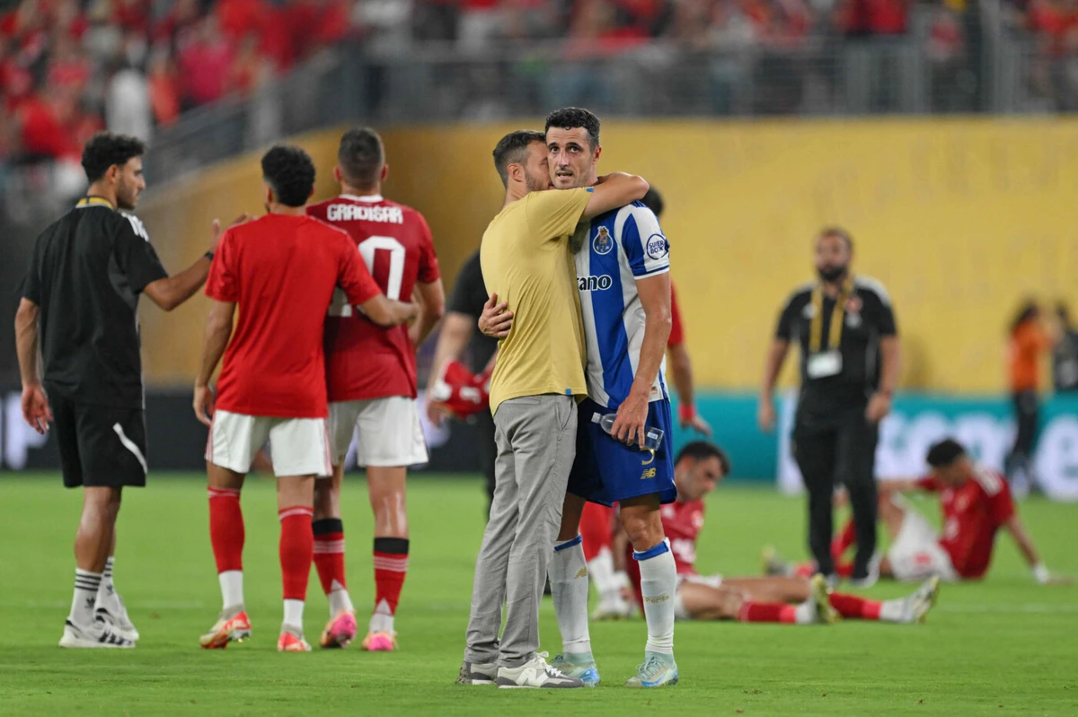 Martín Anselmi com Marcano no adeus ao Mundial de Clubes (Créditos: AFP)