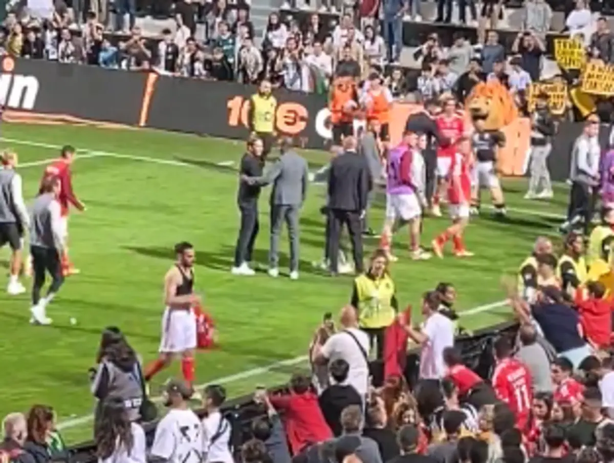 Momento em que tiveram de agarrar Roger Schmidt após este levar com uma garrafa de água ao deixar o campo em Faro