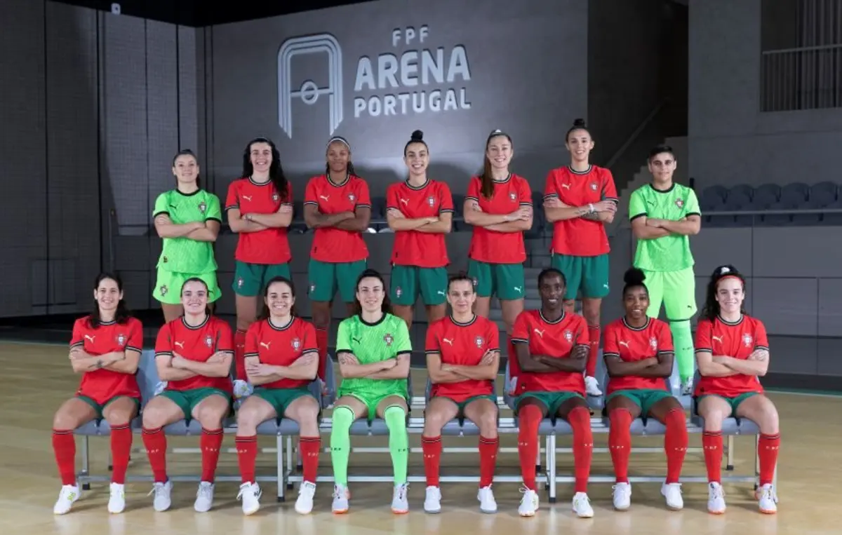 A seleção feminina de futsal, com Helena Nunes em baixo, à direita
