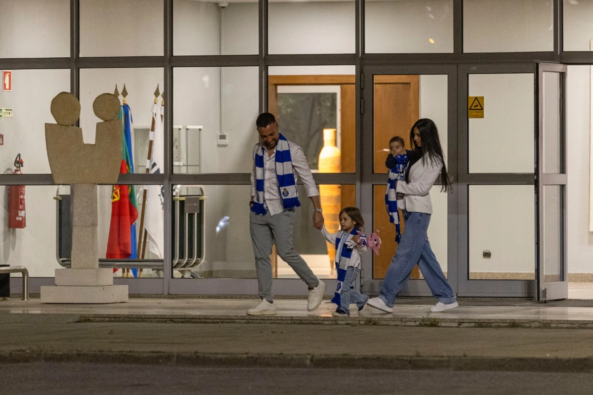 Imagem de contexto do artigo Farioli e família chegaram já com as cores do FC Porto. Veja as imagens