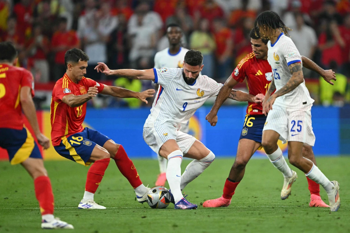 Rodri e Zubimendi na marcação a Giroud (Fabrice COFFRINI AFP)