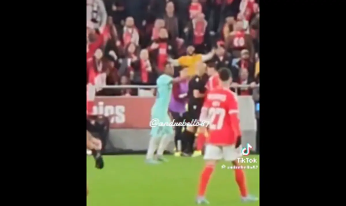 Imagem de contexto do artigo Di María encostou a cabeça ao auxiliar: "Consequências? Um cartão amarelo"