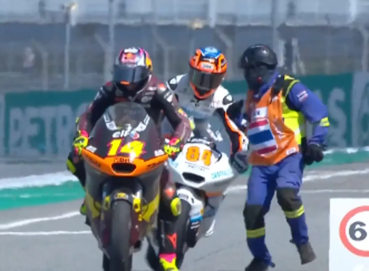 Imagem de contexto do artigo Colisão na Moto2 deixa piloto a precisar do auxílio de muletas: veja o vídeo