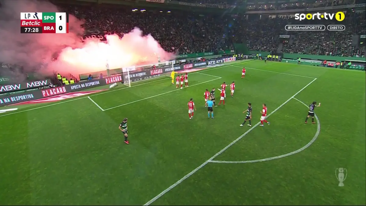 Imagem de contexto do artigo Adeptos do Sporting acendem tochas na bancada na segunda parte do jogo com o Braga
