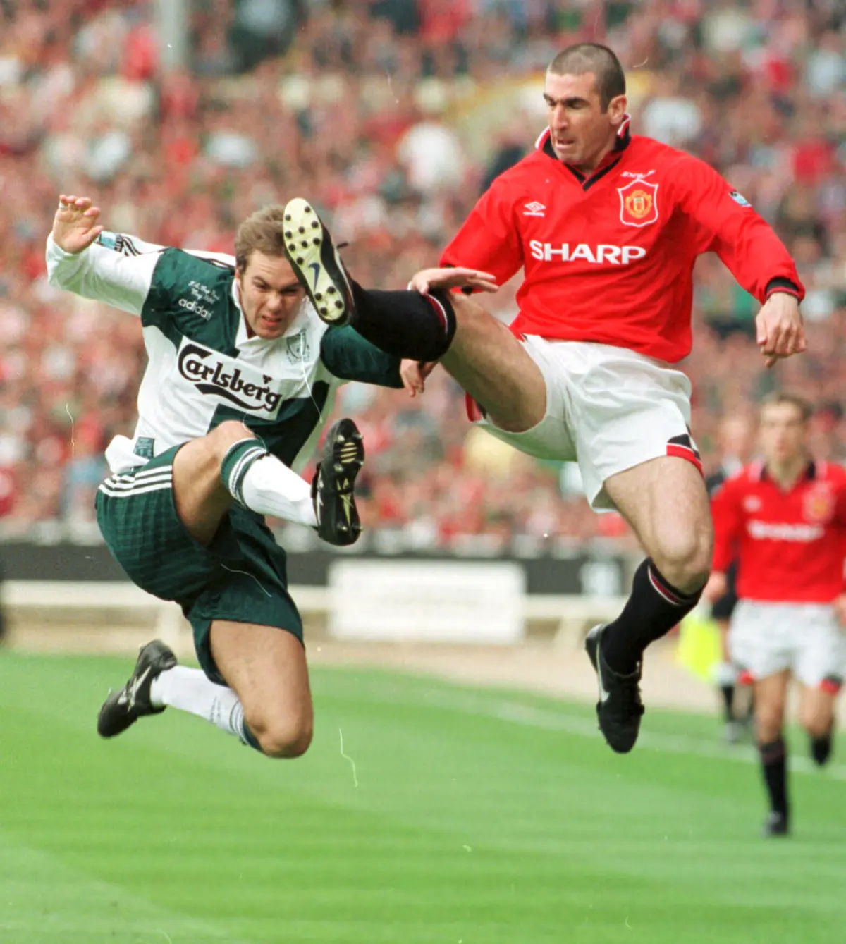 Jason McAteer e Eric Cantona (AP PHOTO Max Nash )