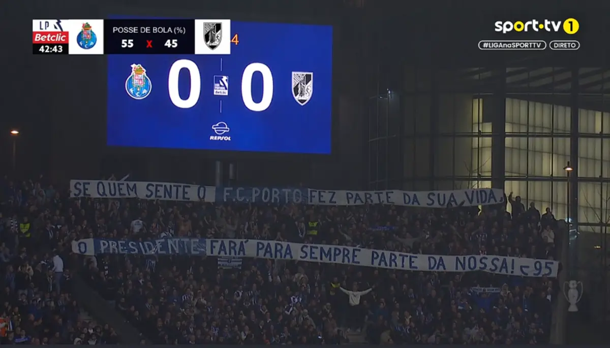 Imagem de contexto do artigo Minuto 42: claques do FC Porto lembram Pinto da Costa com duas tarjas