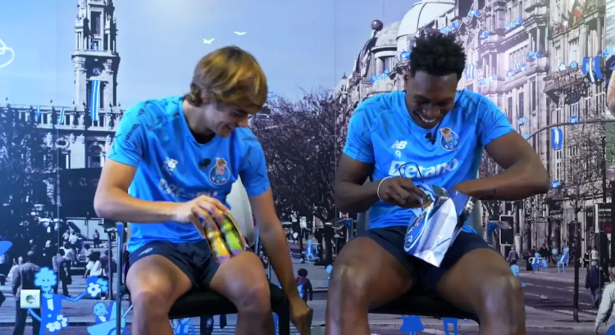 Imagem de contexto do artigo Mora e Samu trocam prendas: um Danoninho "para crescer" e uma chupeta para o "bebé chorão"