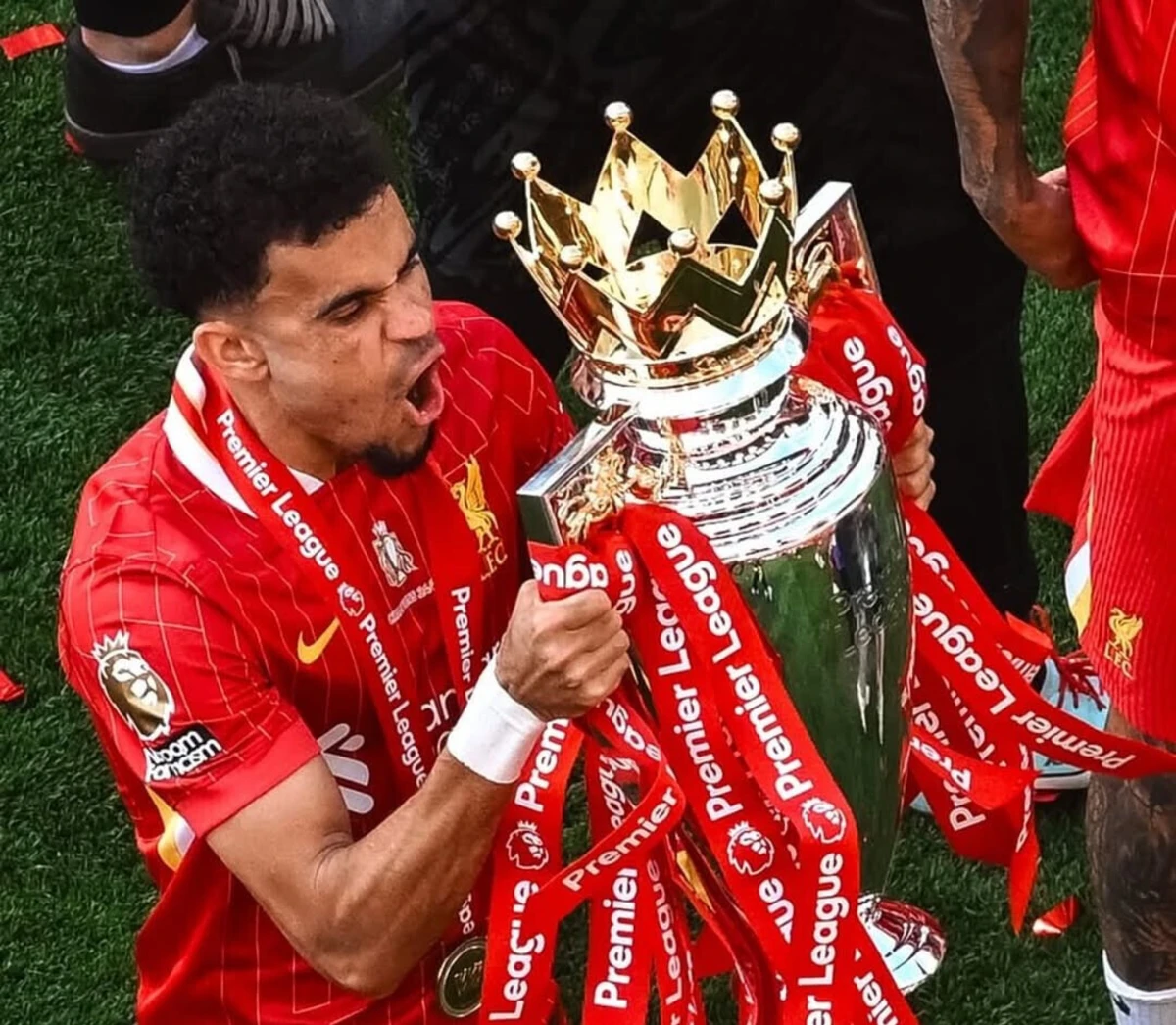 Luis Díaz com o troféu da Premier League (créditos: Instagram)